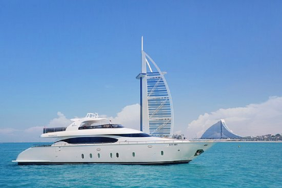 Extravagance Yacht Cruising-Chic And Luxurious Holiday in Dubai Waters